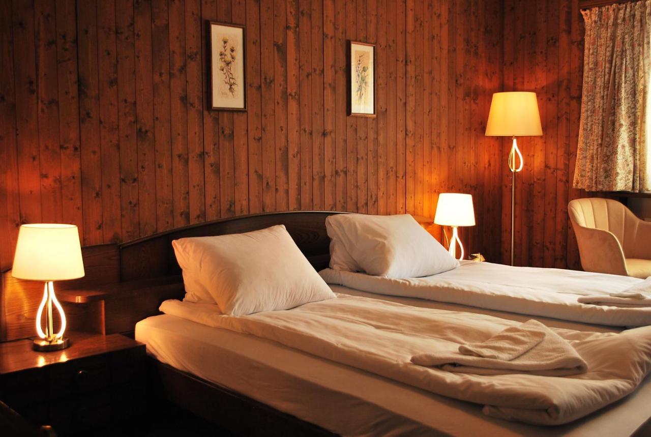Rooms With Private Bathrooms Saas im Prattigau Extérieur photo