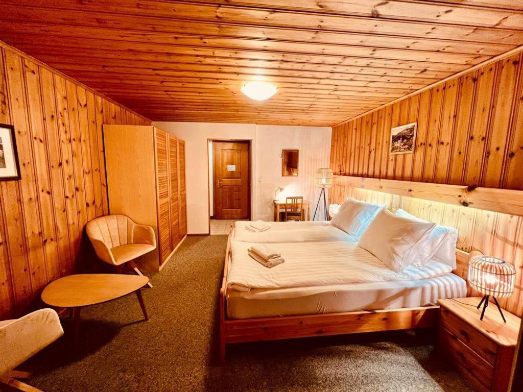 Rooms With Private Bathrooms Saas im Prattigau Extérieur photo